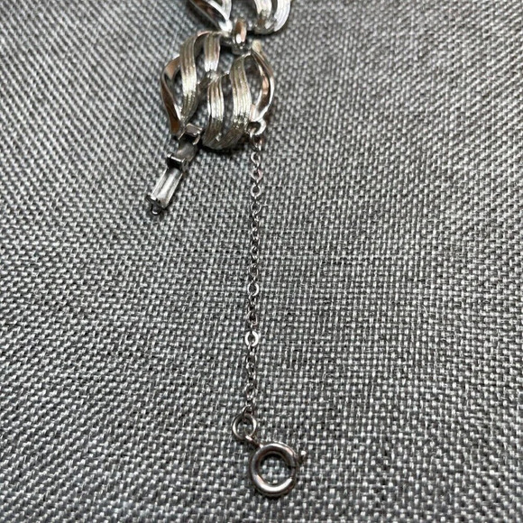 Vintage Coro Silver Tone Bracelet 7” Included Safety Chain - Picture 4 of 8